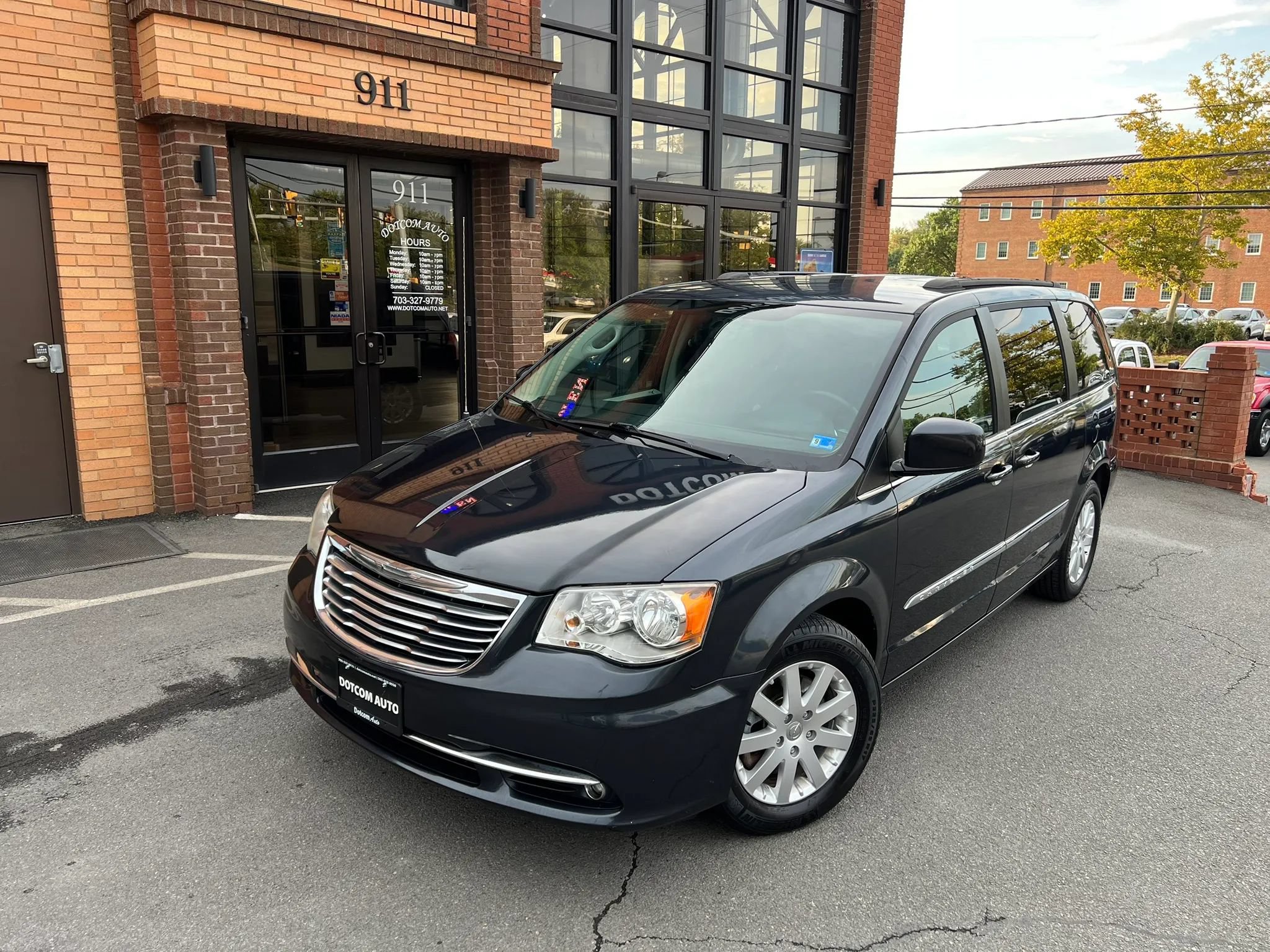 Used 2013 Chrysler Town & Country Touring FWD image 1