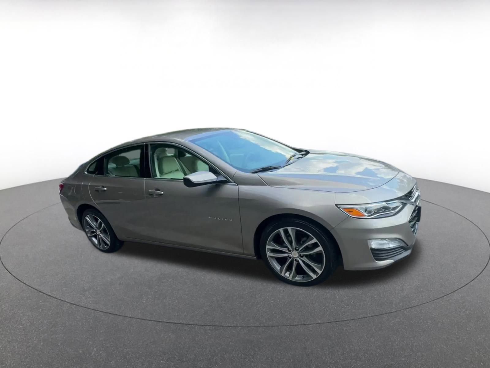 Used 2024 Chevrolet Malibu LT image 2