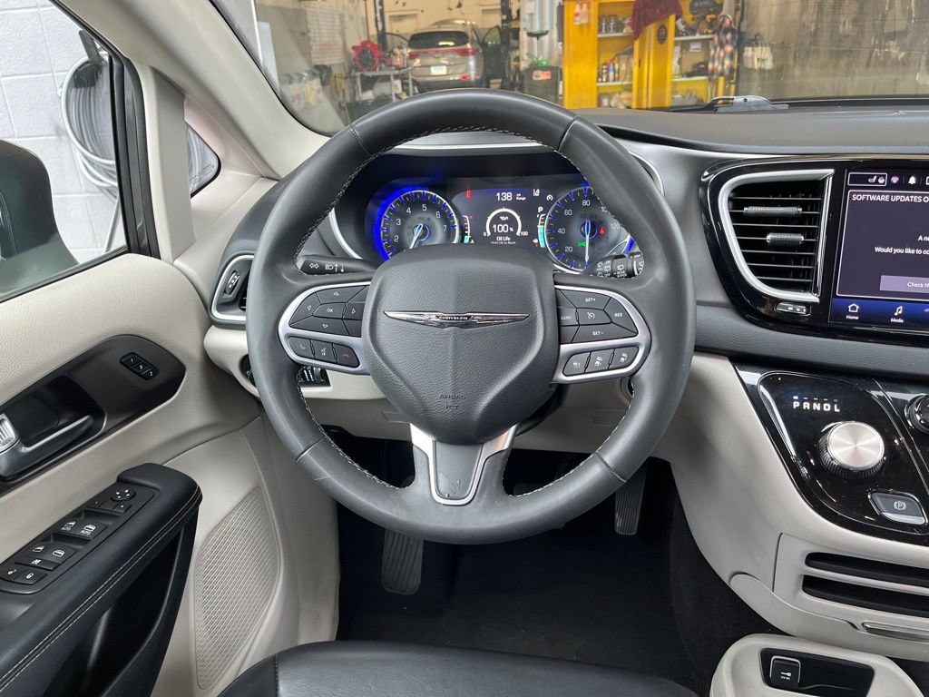 Used 2023 Chrysler Pacifica Touring-L FWD image 17