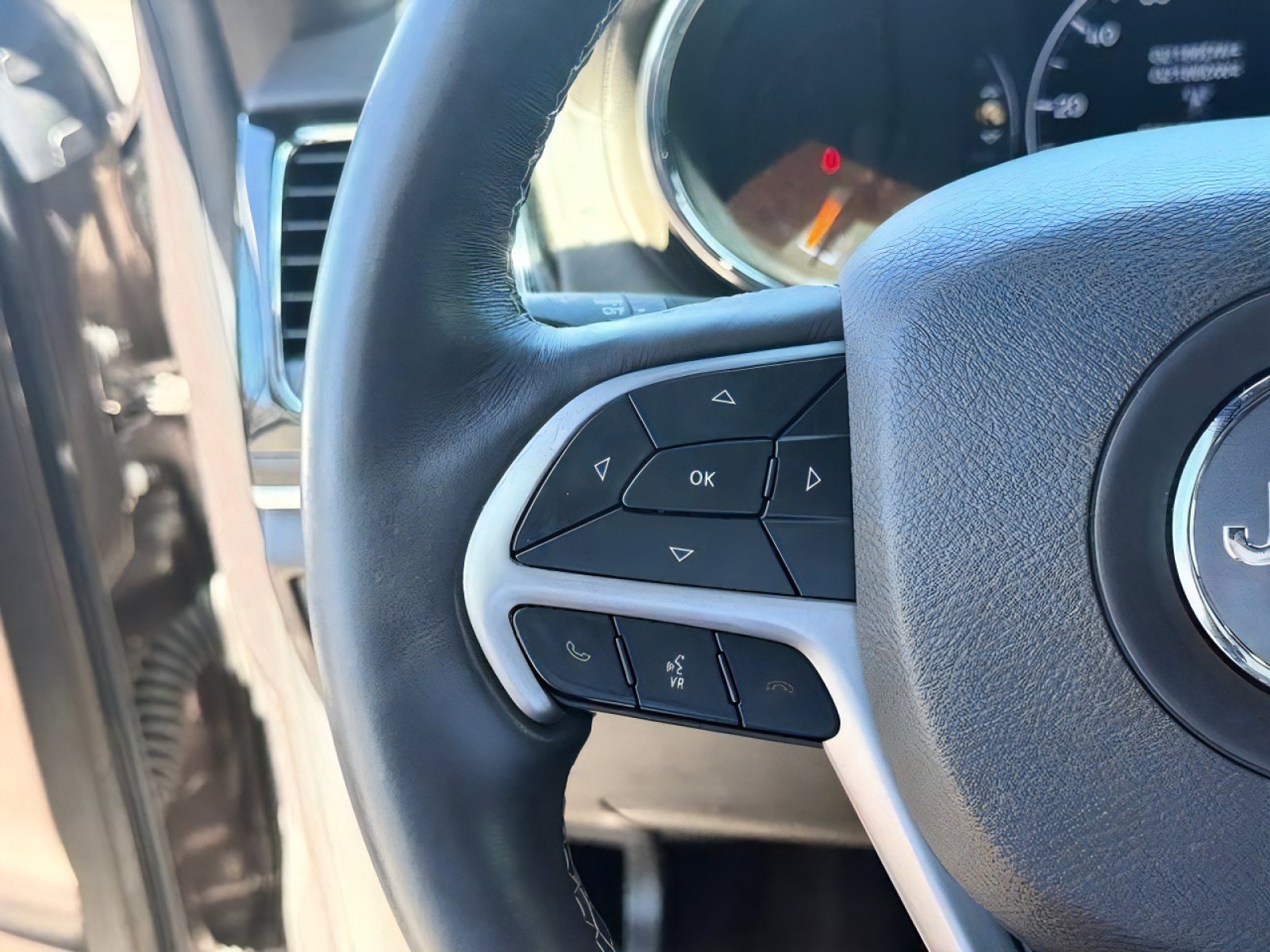 Used 2019 Jeep Grand Cherokee Overland AWD/4WD image 22