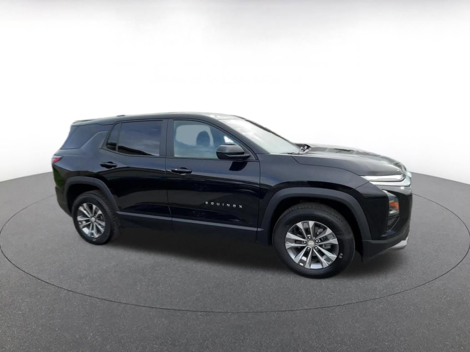 Used 2025 Chevrolet Equinox LT image 2