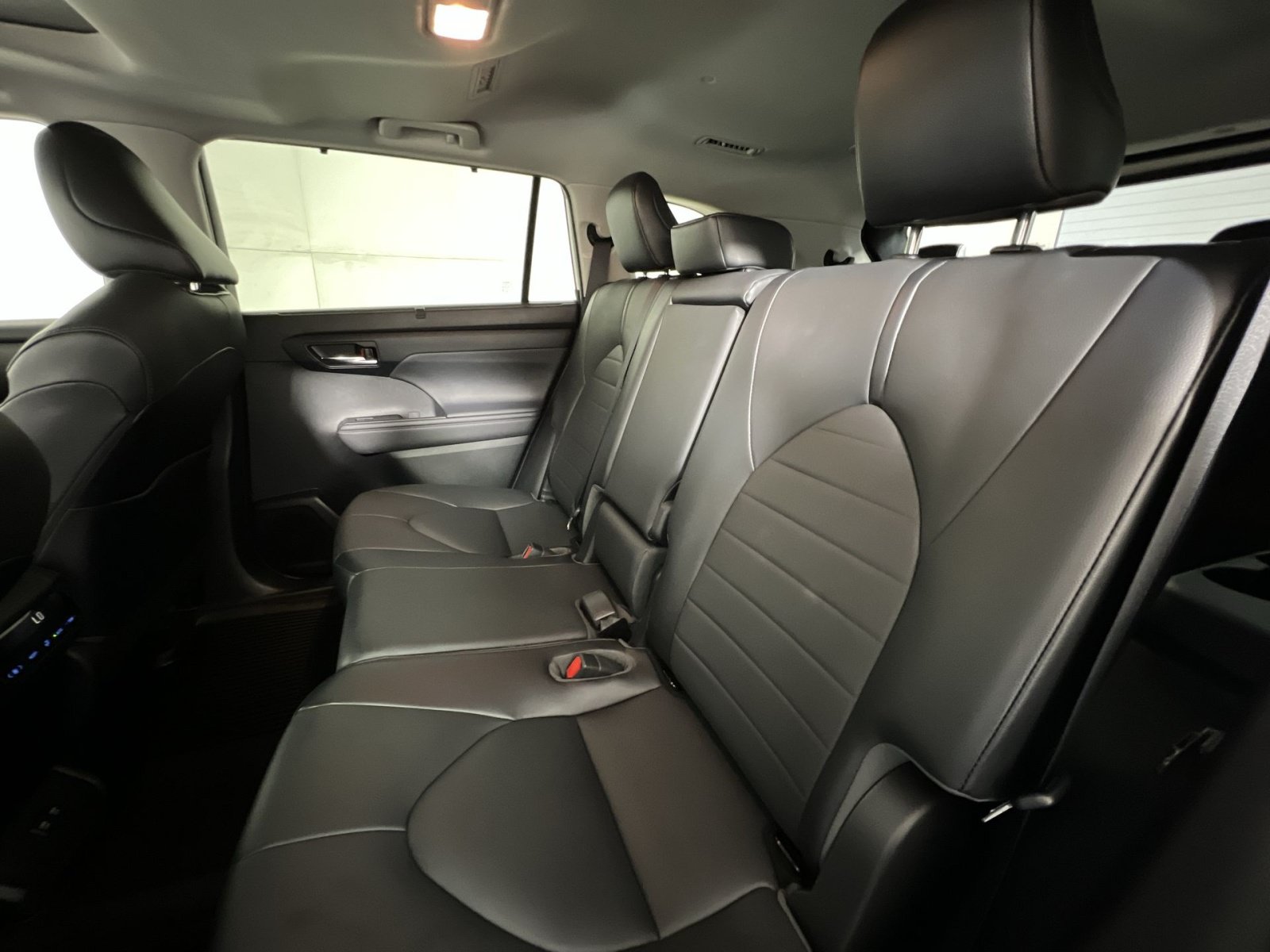 Used 2021 Toyota Highlander XLE AWD/4WD image 24