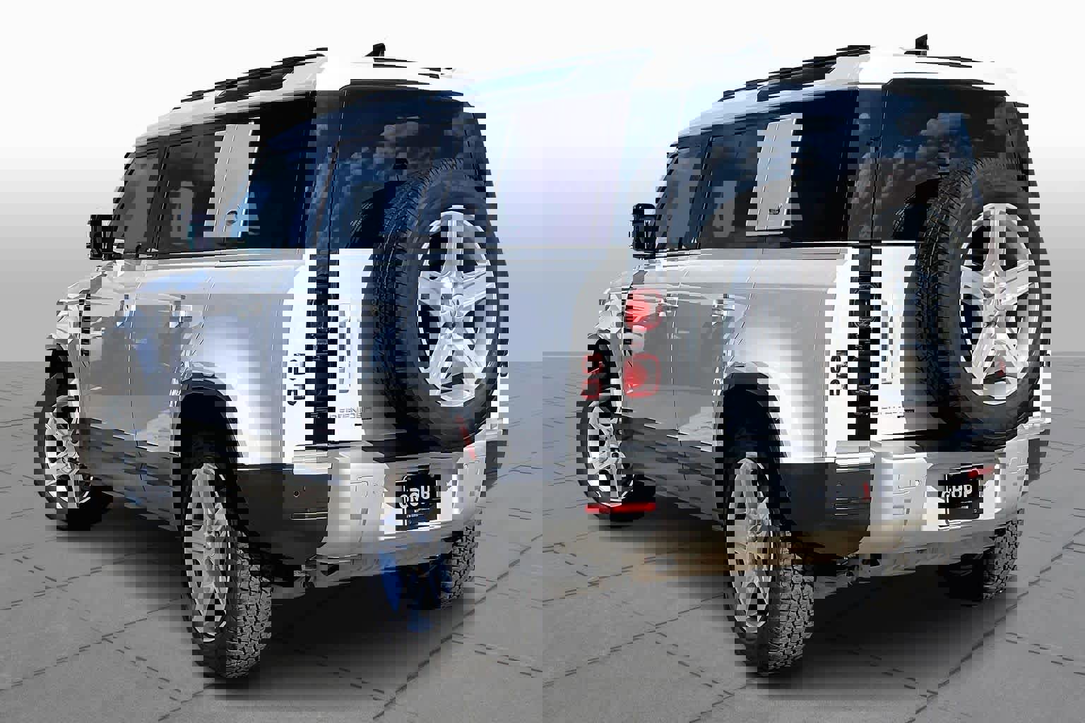 Used 2023 Land Rover Defender 110 SE image 9