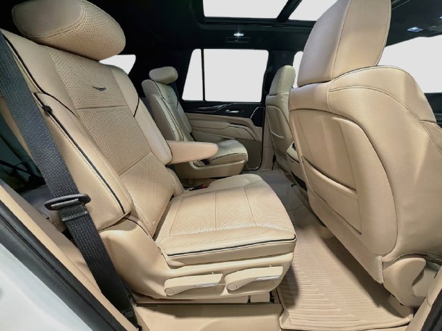 Used 2024 Cadillac Escalade Premium Luxury AWD/4WD image 23