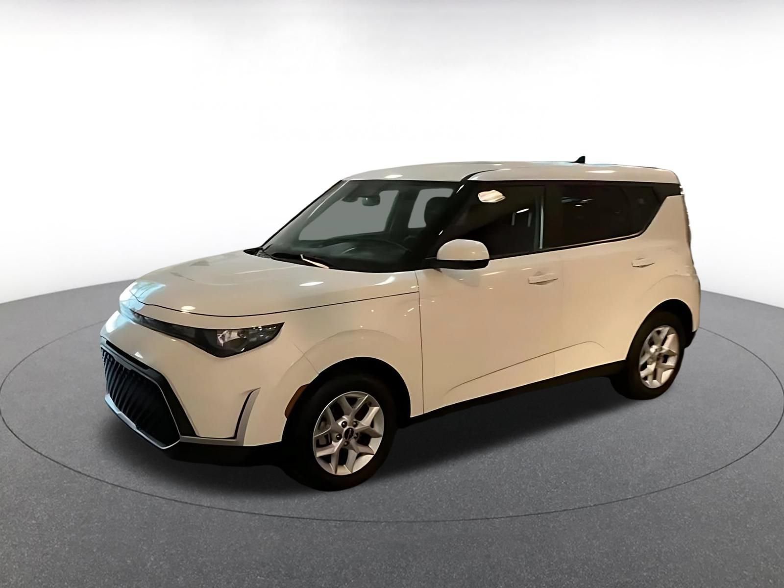 Used 2025 Kia Soul LX w/ LX Technology Package FWD image 8