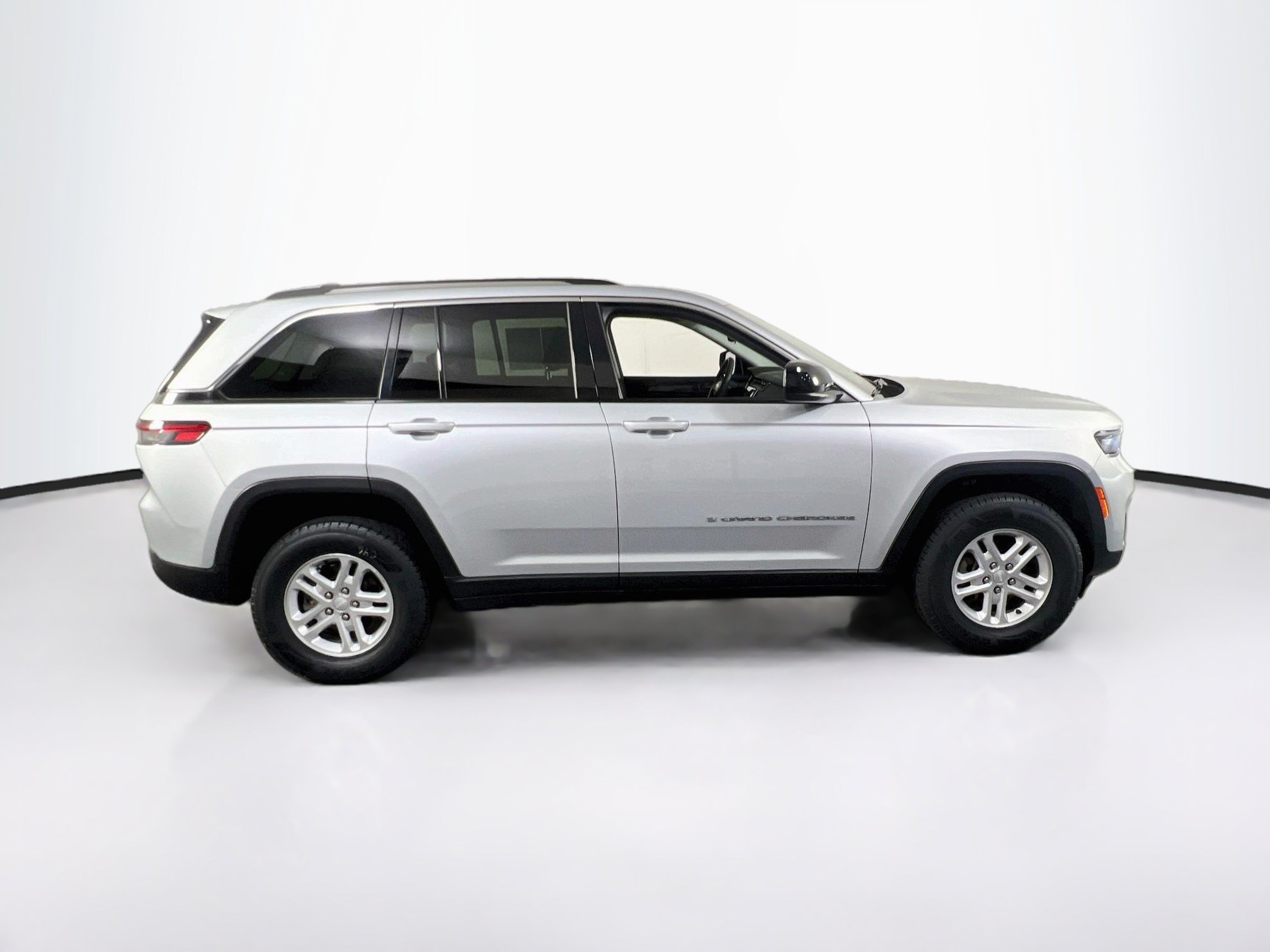 Used 2023 Jeep Grand Cherokee Laredo w/ Luxury Tech Group I AWD/4WD image 4