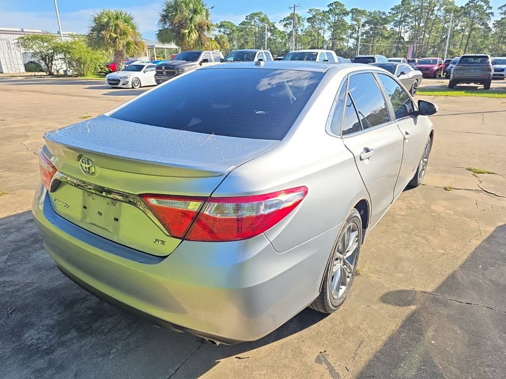 Used 2015 Toyota Camry SE w/ Moonroof Package FWD image 4