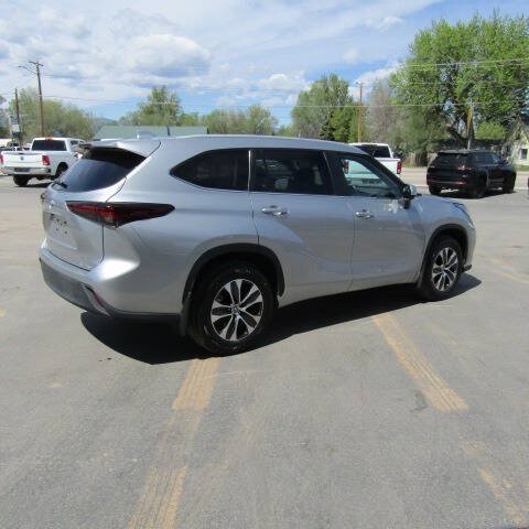 Used 2025 Toyota Highlander XLE AWD/4WD image 4