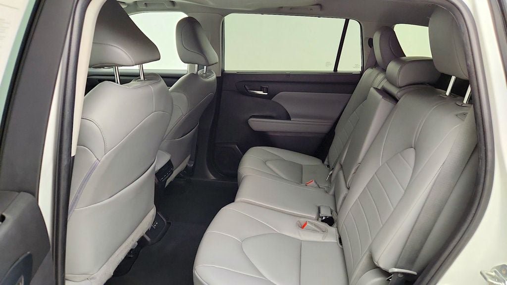 Used 2023 Toyota Highlander XLE AWD/4WD image 20