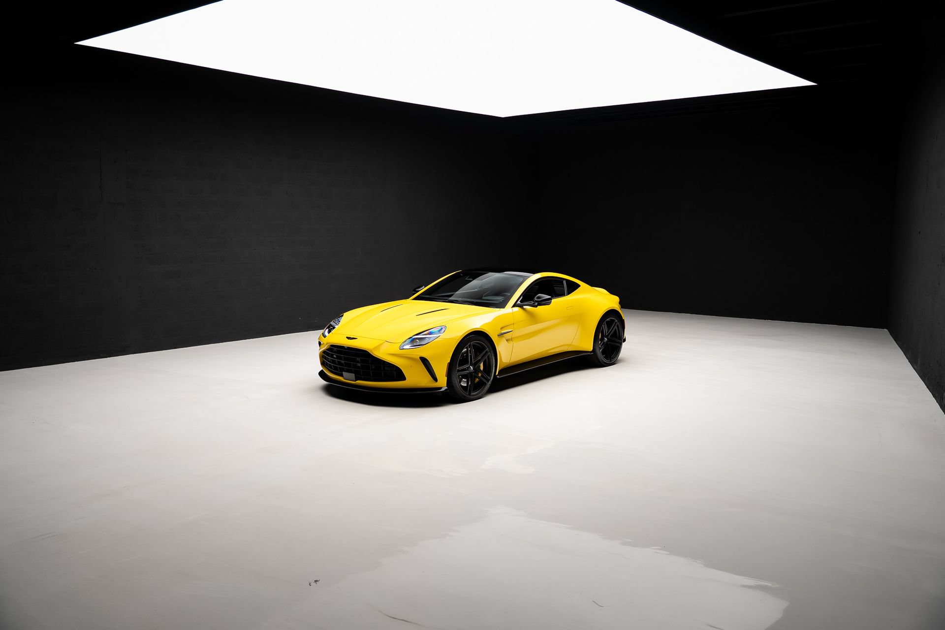 Used 2025 Aston Martin V8 Vantage Coupe RWD image 69