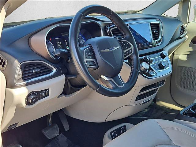 Used 2017 Chrysler Pacifica Touring-L Plus image 10