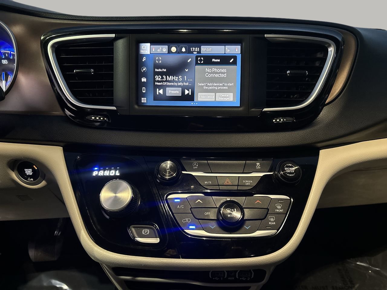 Used 2022 Chrysler Voyager LX image 21