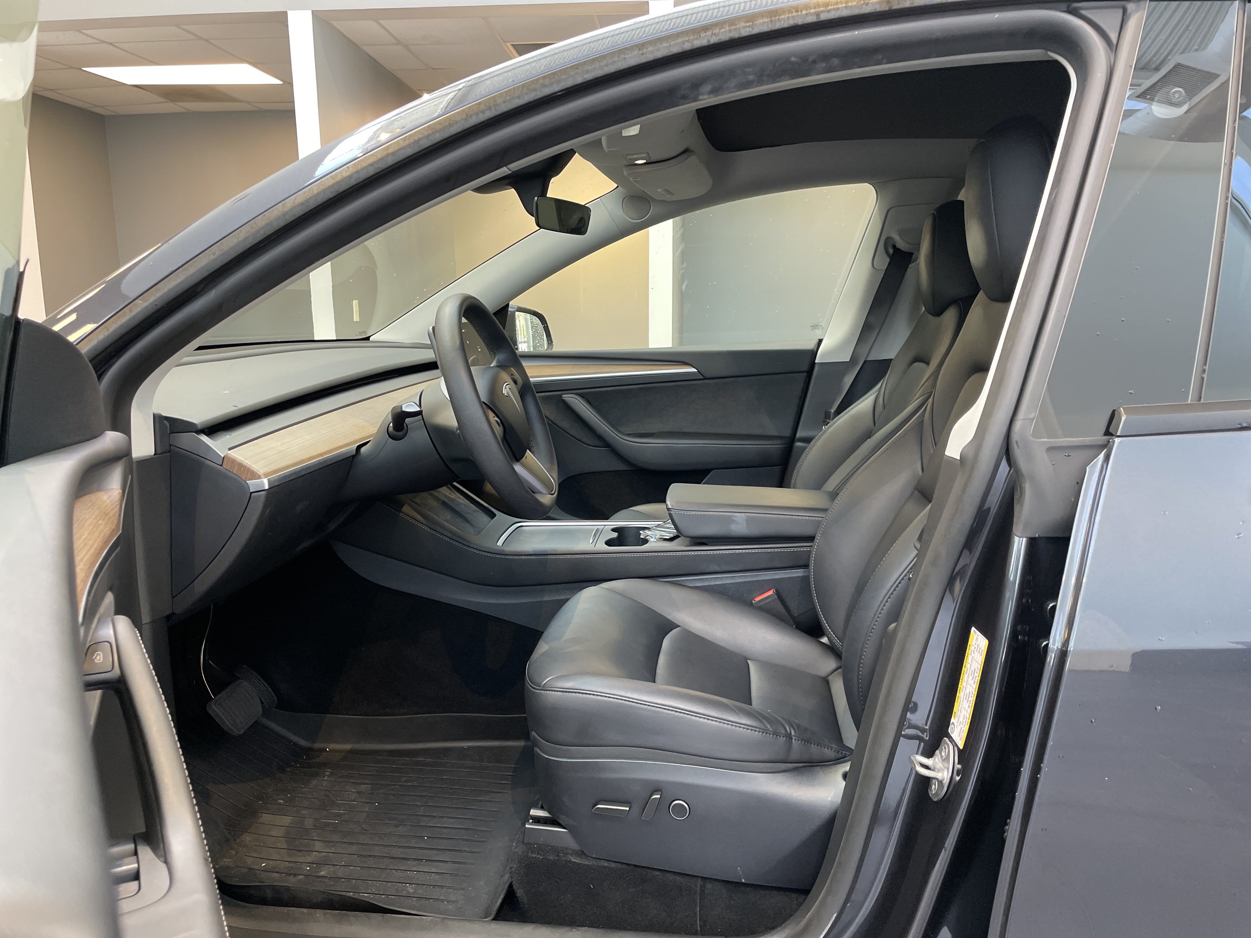 Used 2025 Tesla Model Y Long Range AWD/4WD image 16