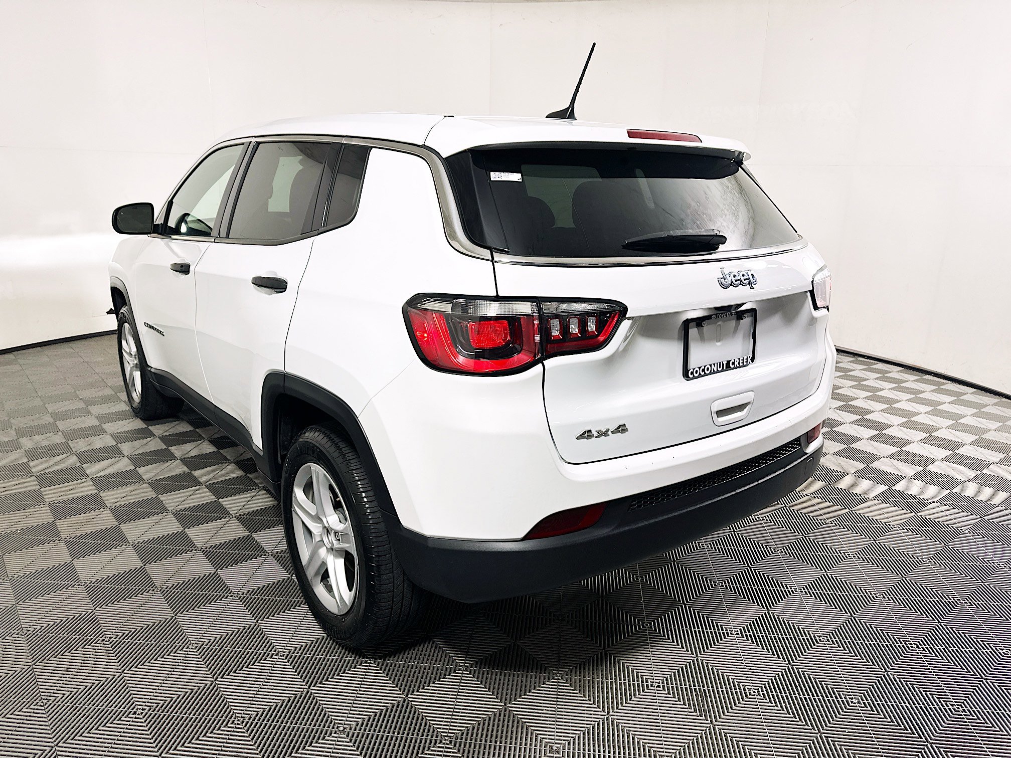 Used 2023 Jeep Compass Sport AWD/4WD image 5