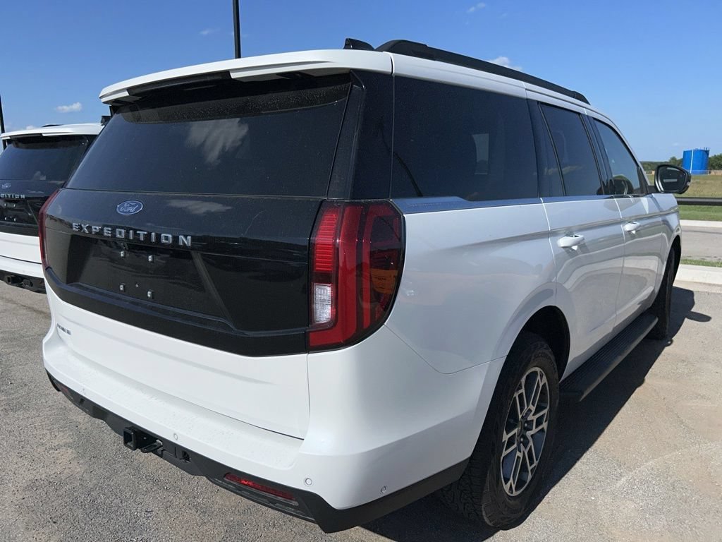 Used 2025 Ford Expedition Active AWD/4WD image 3