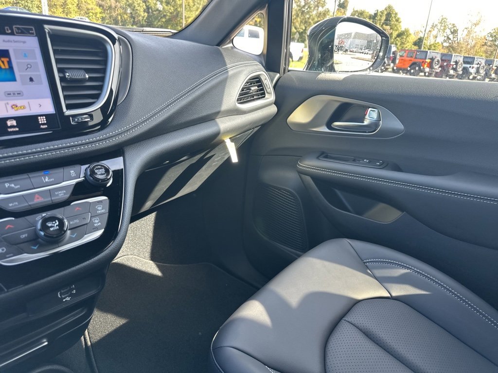 New 2026 Chrysler Pacifica Select image 30