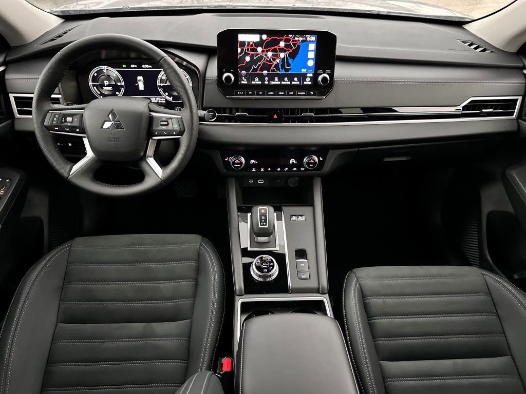 New 2025 Mitsubishi Outlander SE image 17