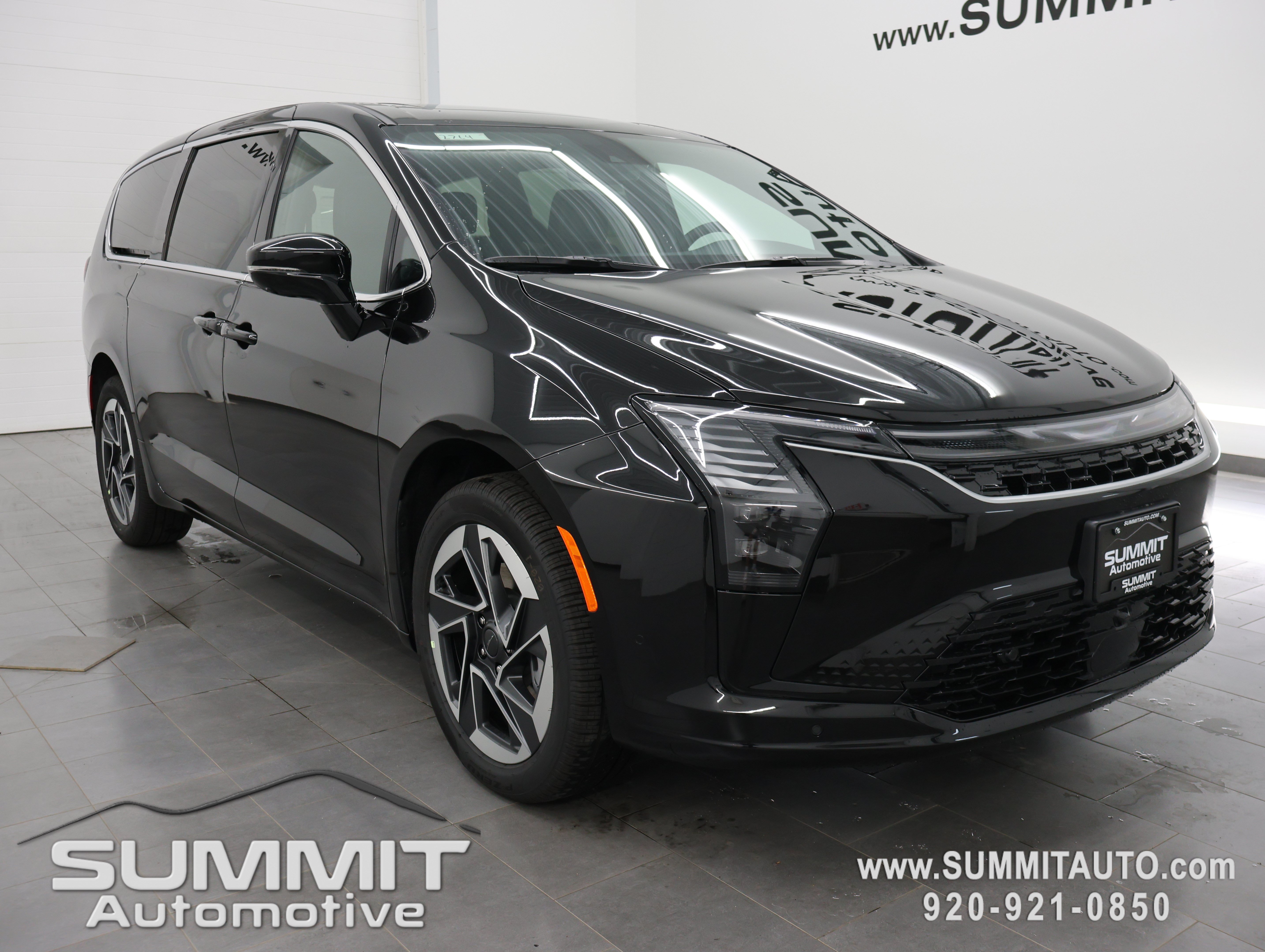 New 2027 Chrysler Pacifica Limited AWD/4WD image 2