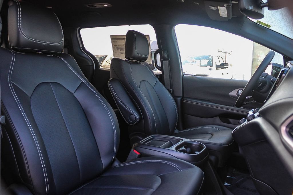 New 2027 Chrysler Pacifica Select FWD image 17