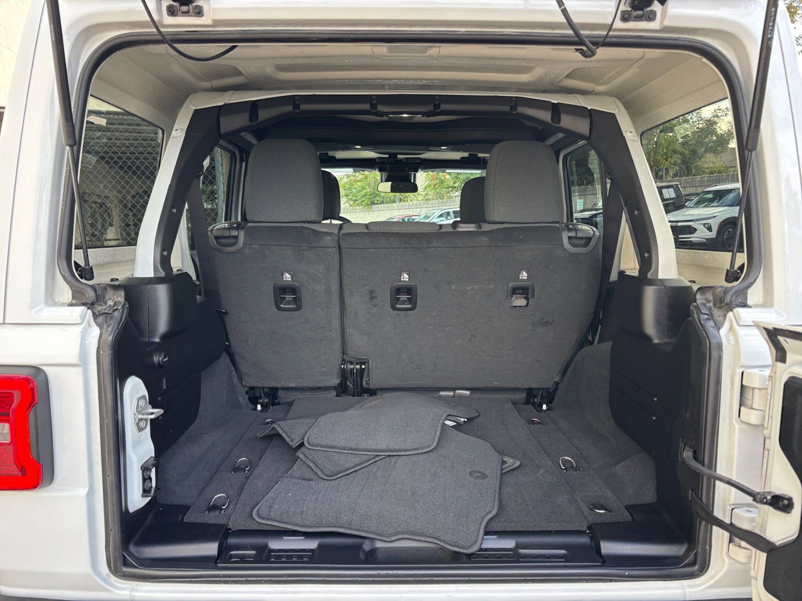 Used 2025 Jeep Wrangler Sahara image 31