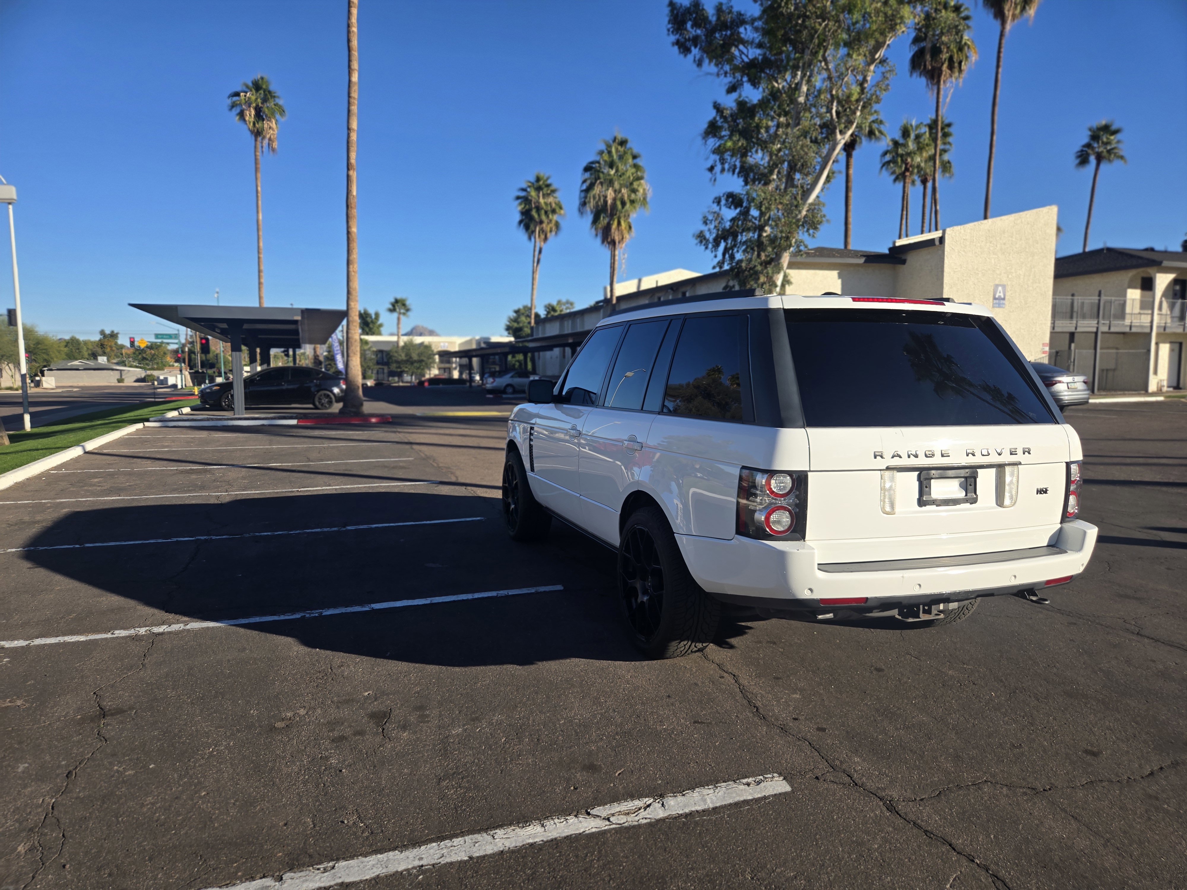 Used 2012 Land Rover Range Rover HSE LUX image 9