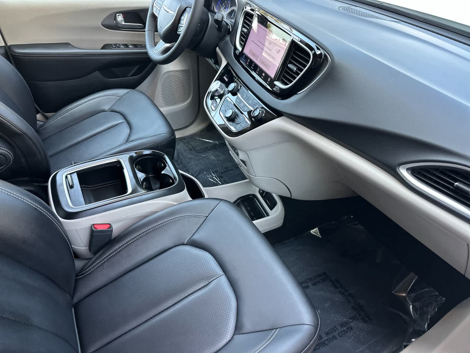 Used 2024 Chrysler Pacifica Touring-L FWD image 17