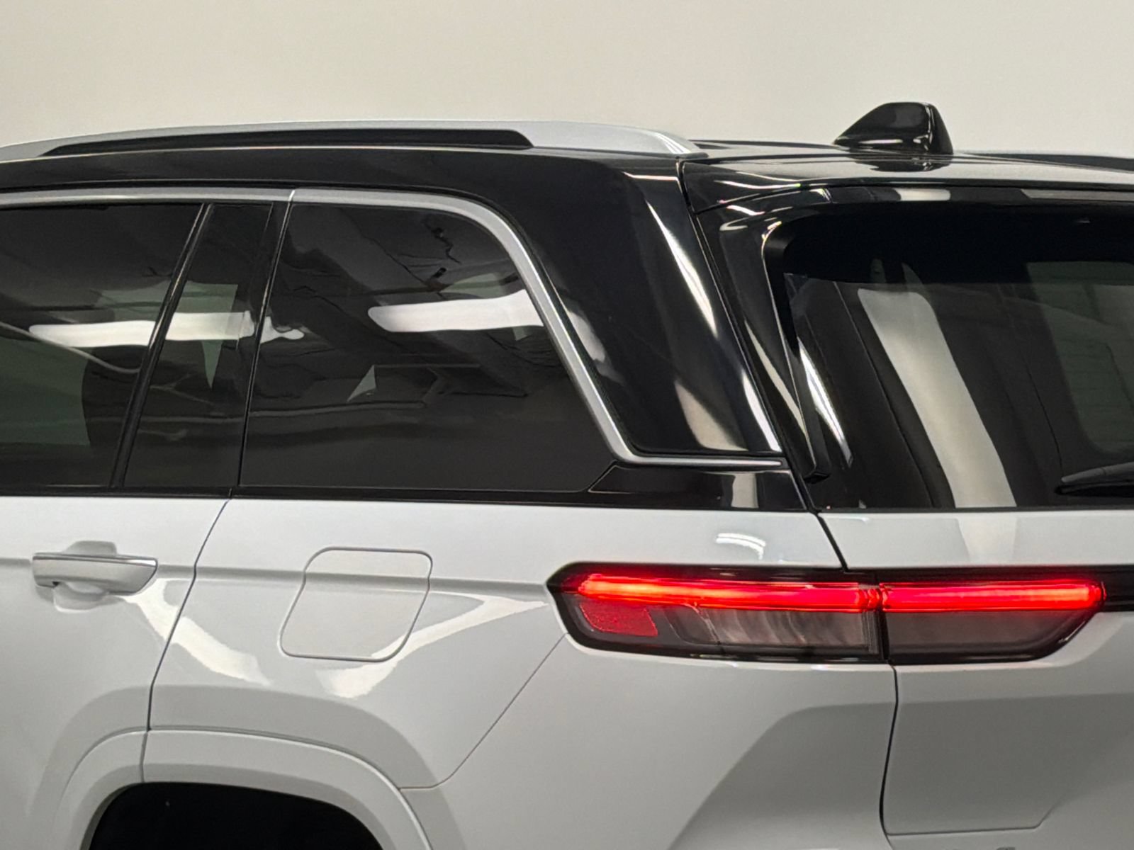 Used 2022 Jeep Grand Cherokee Summit AWD/4WD image 7
