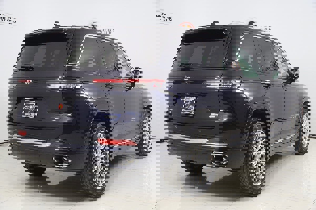 Used 2023 Jeep Grand Cherokee Summit w/ Luxury Tech Group V image 3