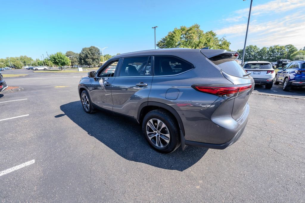 Used 2023 Toyota Highlander XLE image 5