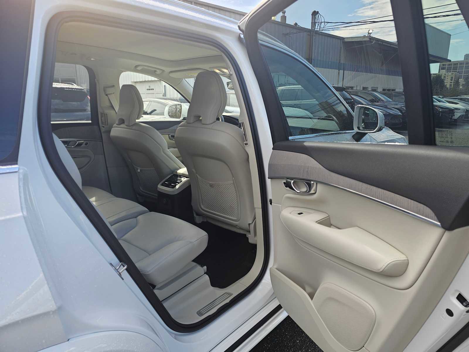 Used 2025 Volvo XC90 T8 Plus w/ Protection Package Premier image 14