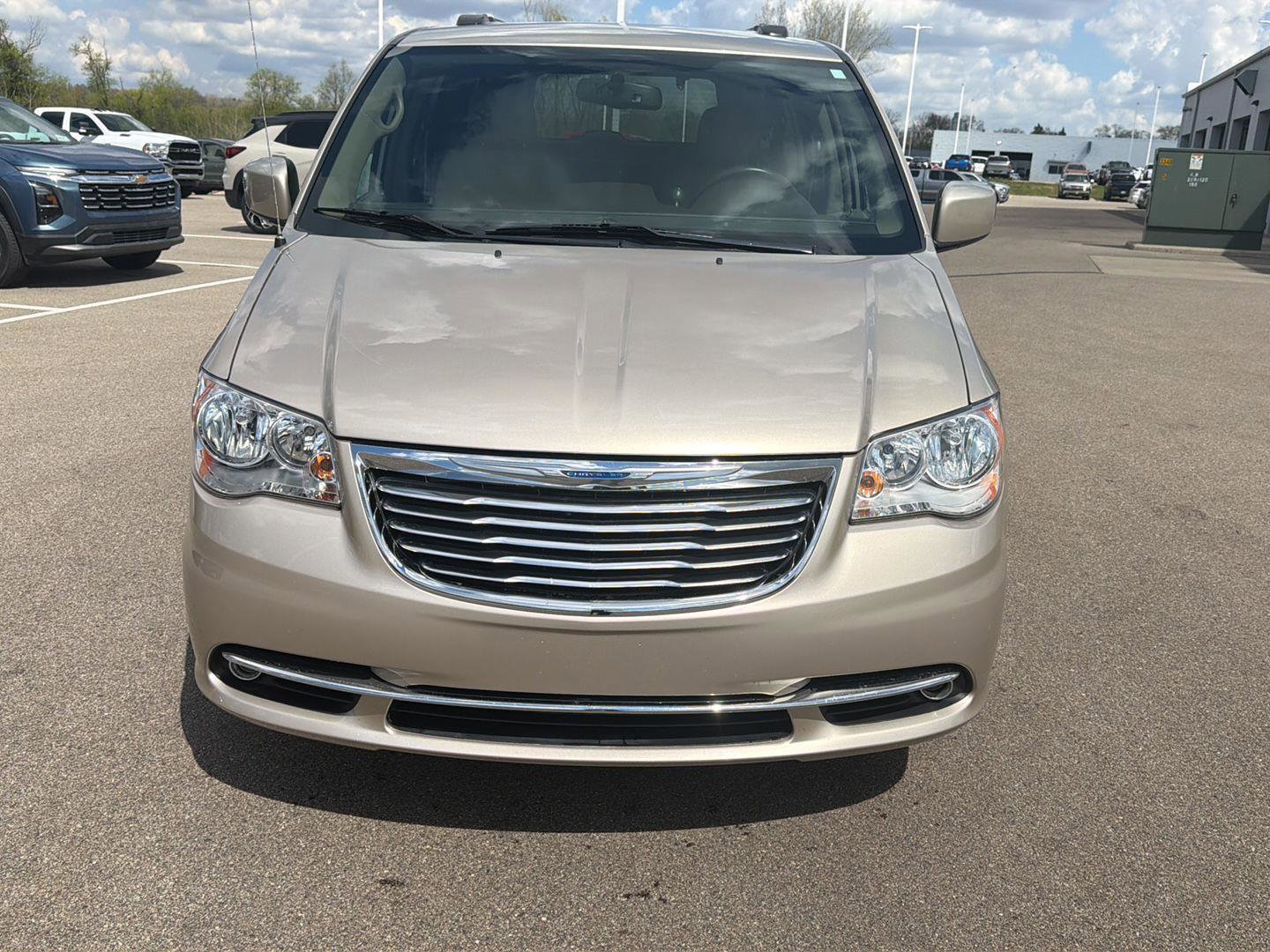 Used 2016 Chrysler Town & Country Touring FWD image 8