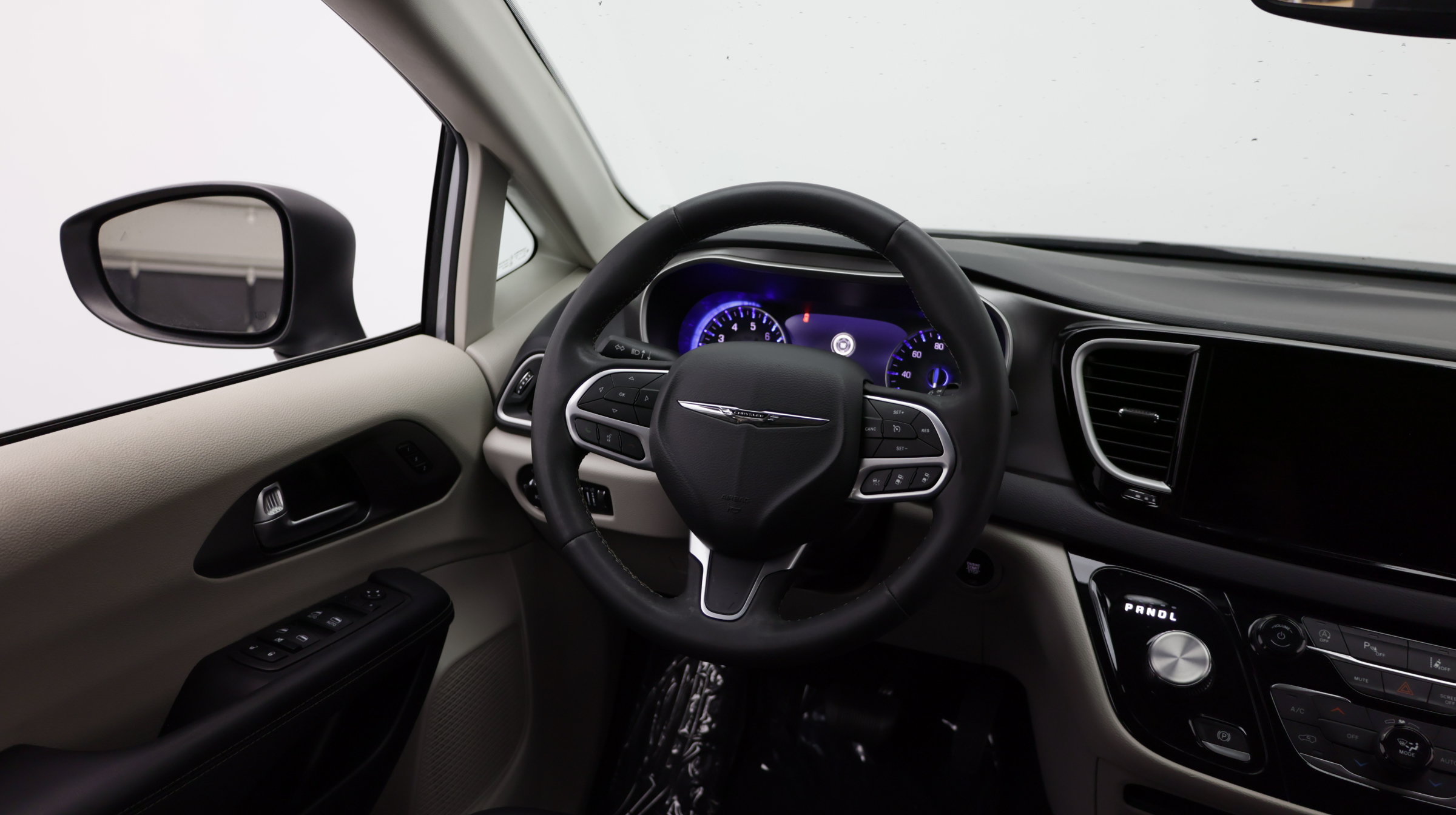 Used 2023 Chrysler Pacifica Touring-L FWD image 32