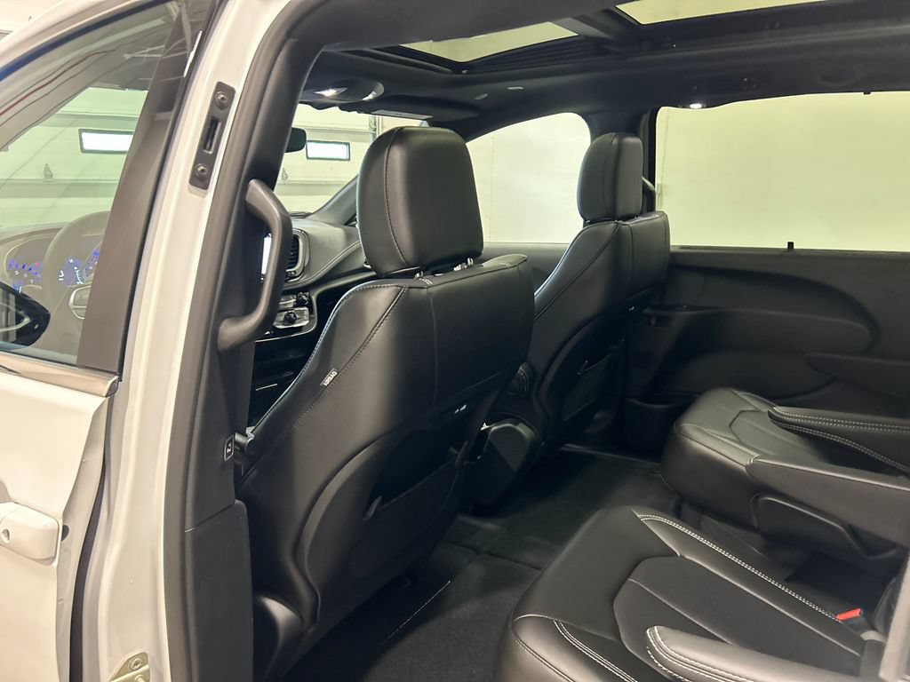 New 2027 Chrysler Pacifica Select FWD image 31