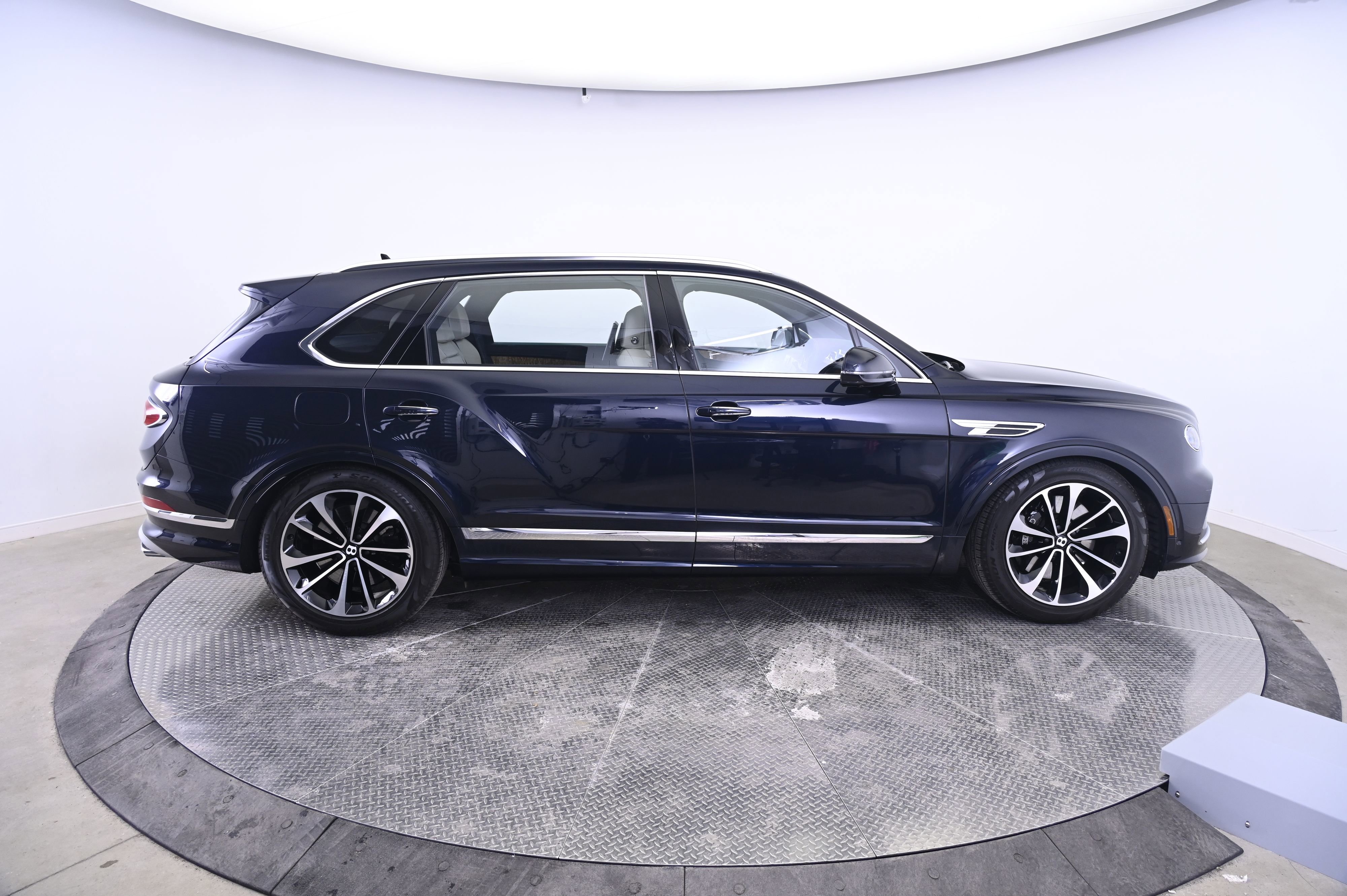 Used 2024 Bentley Bentayga Extended Wheelbase image 8
