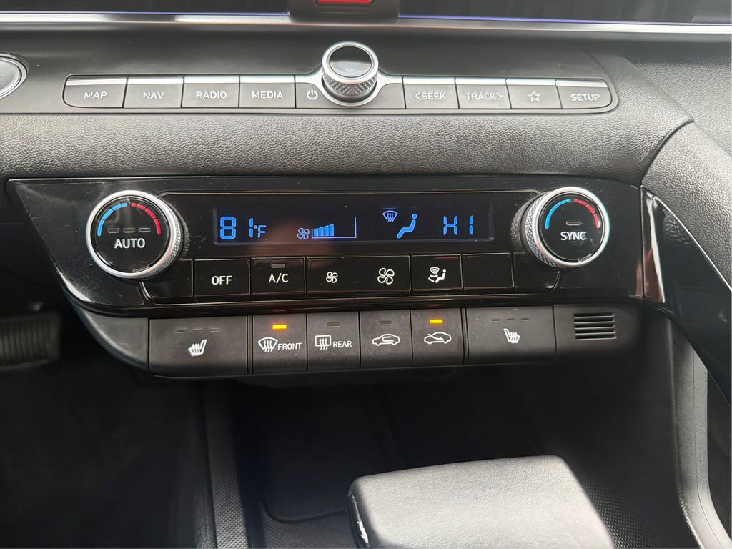 Certified 2025 Hyundai Elantra SEL image 28