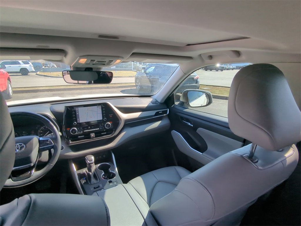 Used 2021 Toyota Highlander XLE image 11