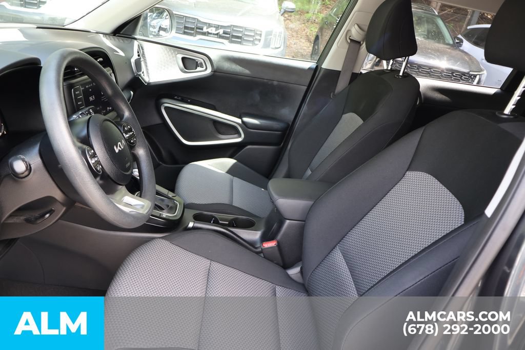 Used 2025 Kia Soul LX w/ LX Technology Package FWD image 14