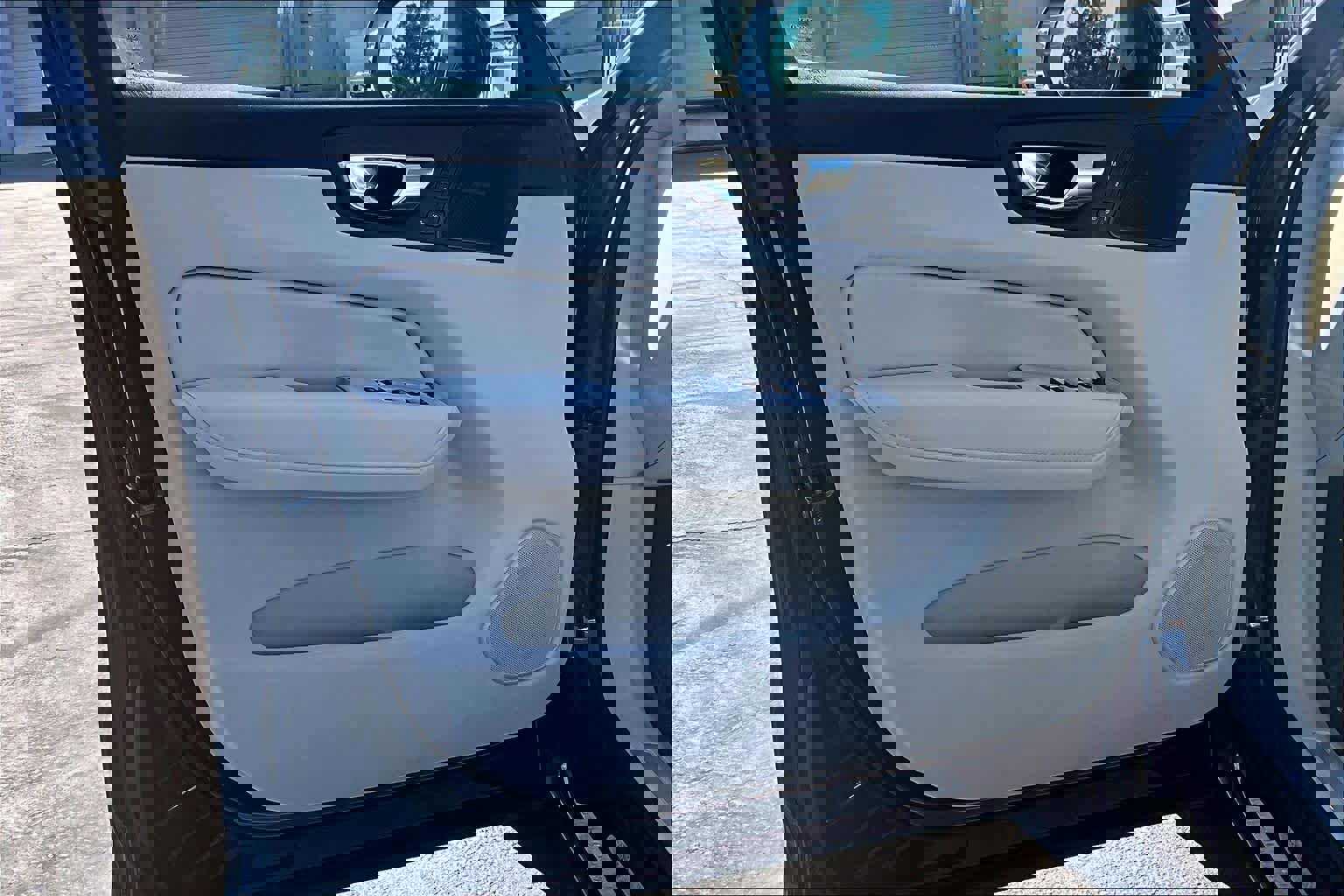 Used 2023 Volvo XC60 T8 Plus w/ Protection Package Premier image 26