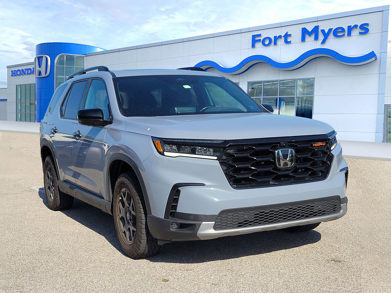 Used 2024 Honda Pilot TrailSport image 1