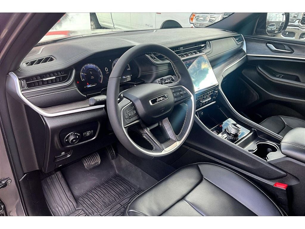 Used 2025 Jeep Grand Cherokee L Limited w/ Luxury Tech Group II image 14
