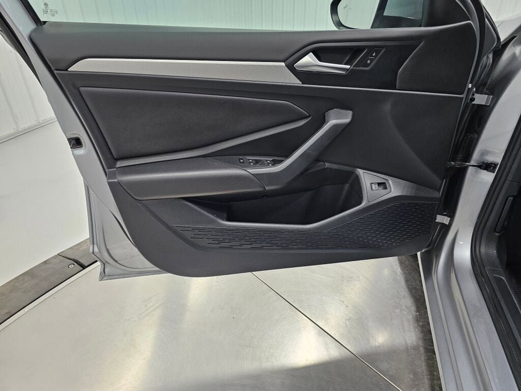 Used 2019 Volkswagen Jetta SE w/ Cold Weather Package FWD image 26