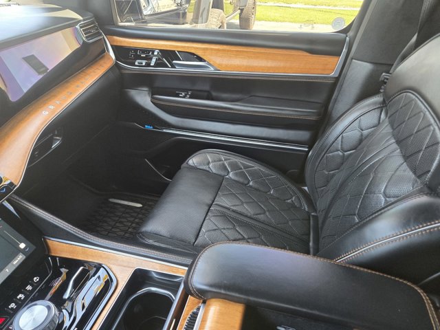 Used 2022 Jeep Grand Wagoneer Series III w/ Rear Seat Video Group 1 AWD/4WD image 14