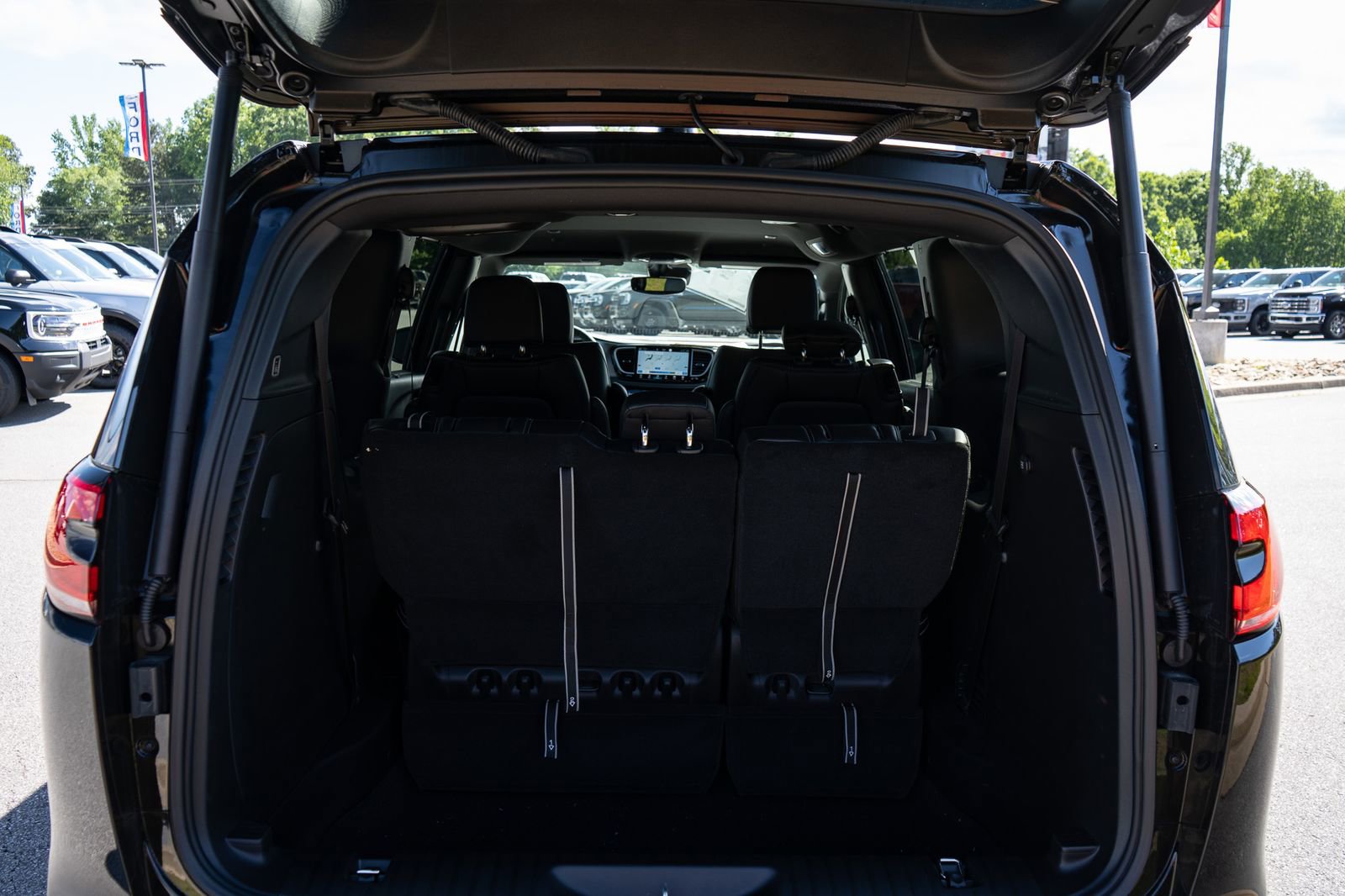 New 2027 Chrysler Pacifica Select FWD image 9