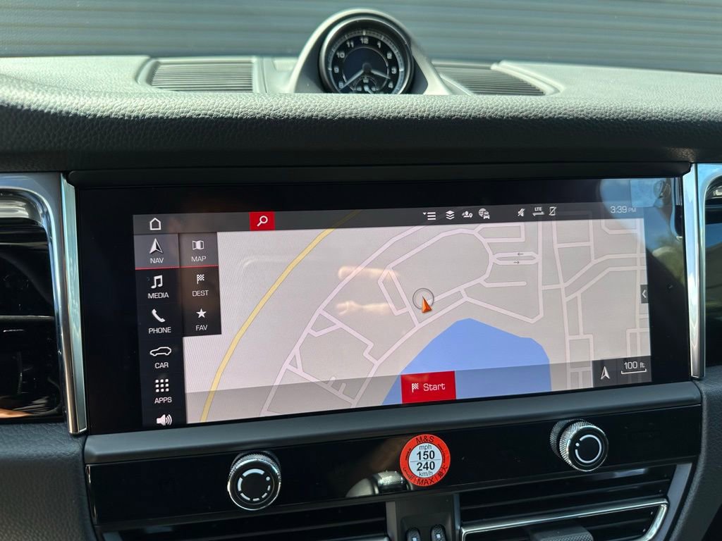 Certified 2025 Porsche Macan AWD/4WD image 26