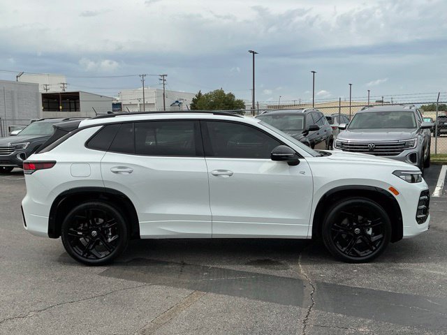 New 2026 Volkswagen Tiguan SE R-Line FWD image 2