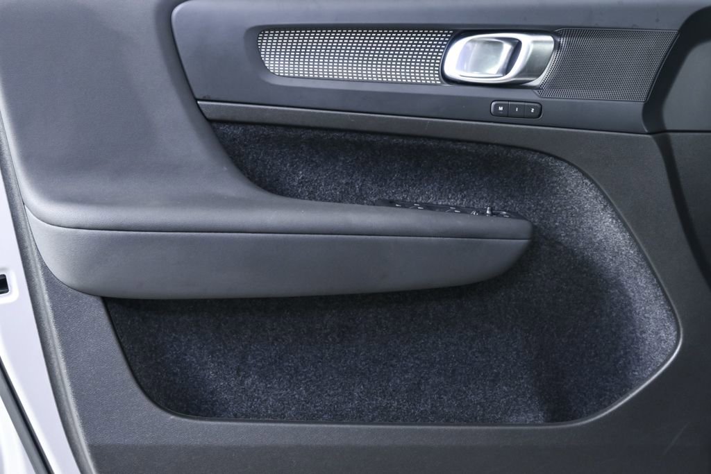 Certified 2025 Volvo XC40 B5 Plus image 8