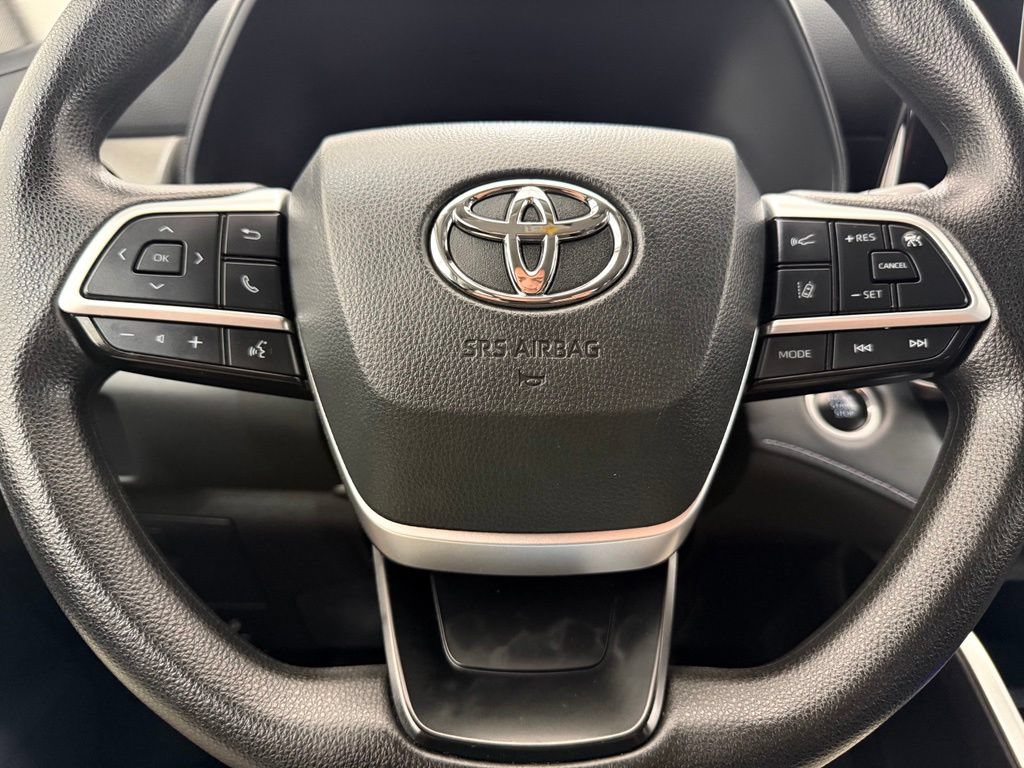 Used 2024 Toyota Highlander LE AWD/4WD image 46