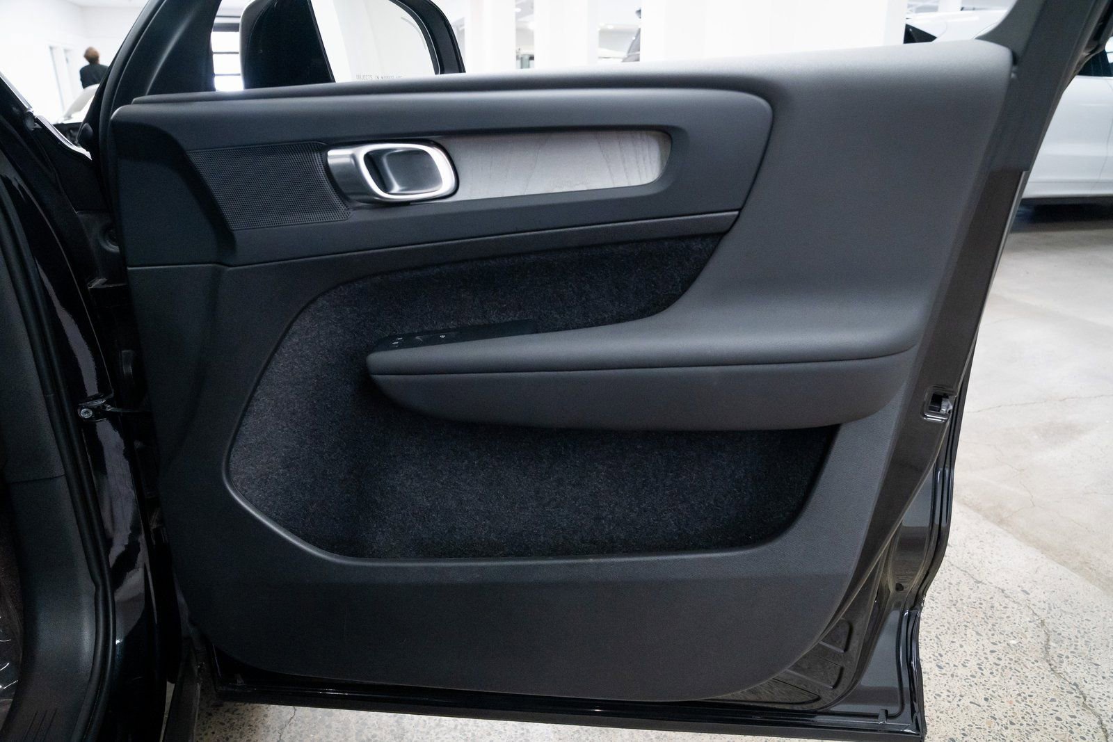 Used 2024 Volvo XC40 B5 Plus image 22