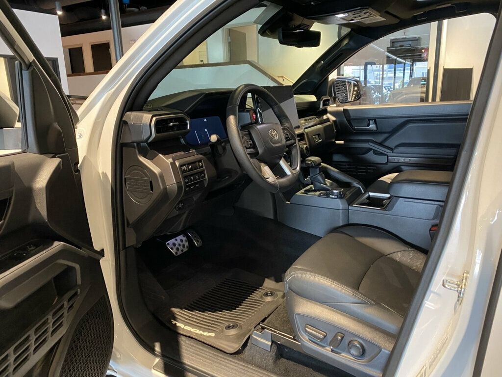 Used 2025 Toyota Tacoma TRD Sport w/ TRD Sport Premium Package AWD/4WD image 15