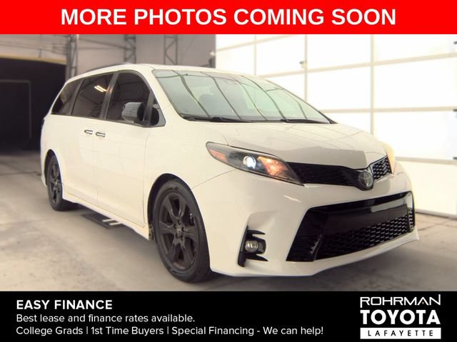 Used 2020 Toyota Sienna SE Premium w/ Nightshade Edition FWD image 3